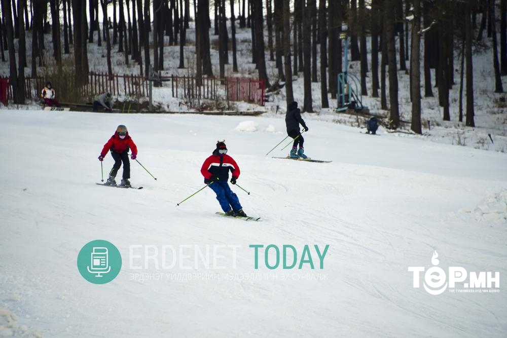 Эрдэнэтийн хүүхдүүд цанын спортоор багаасаа хичээллэж байна