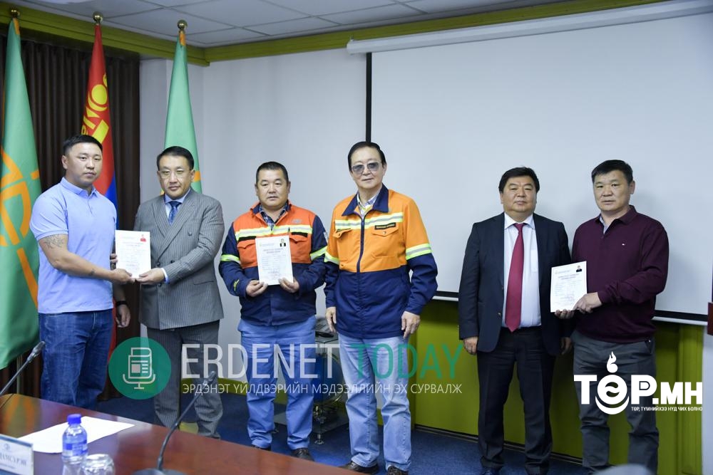 Эрдэнэт үйлдвэр 52 ажилтандаа орон сууц эзэмших эрхийн бичиг гардууллаа