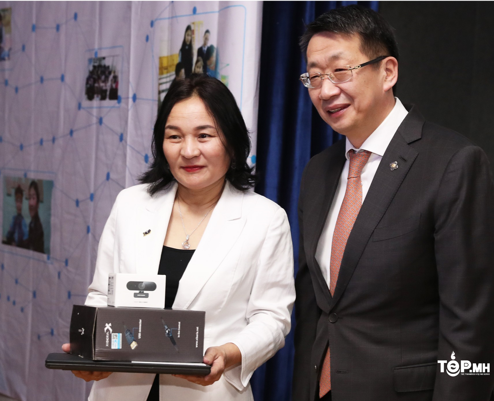 “Medle” анхны цахим сургуулийн багш нарт компьютер гардууллаа