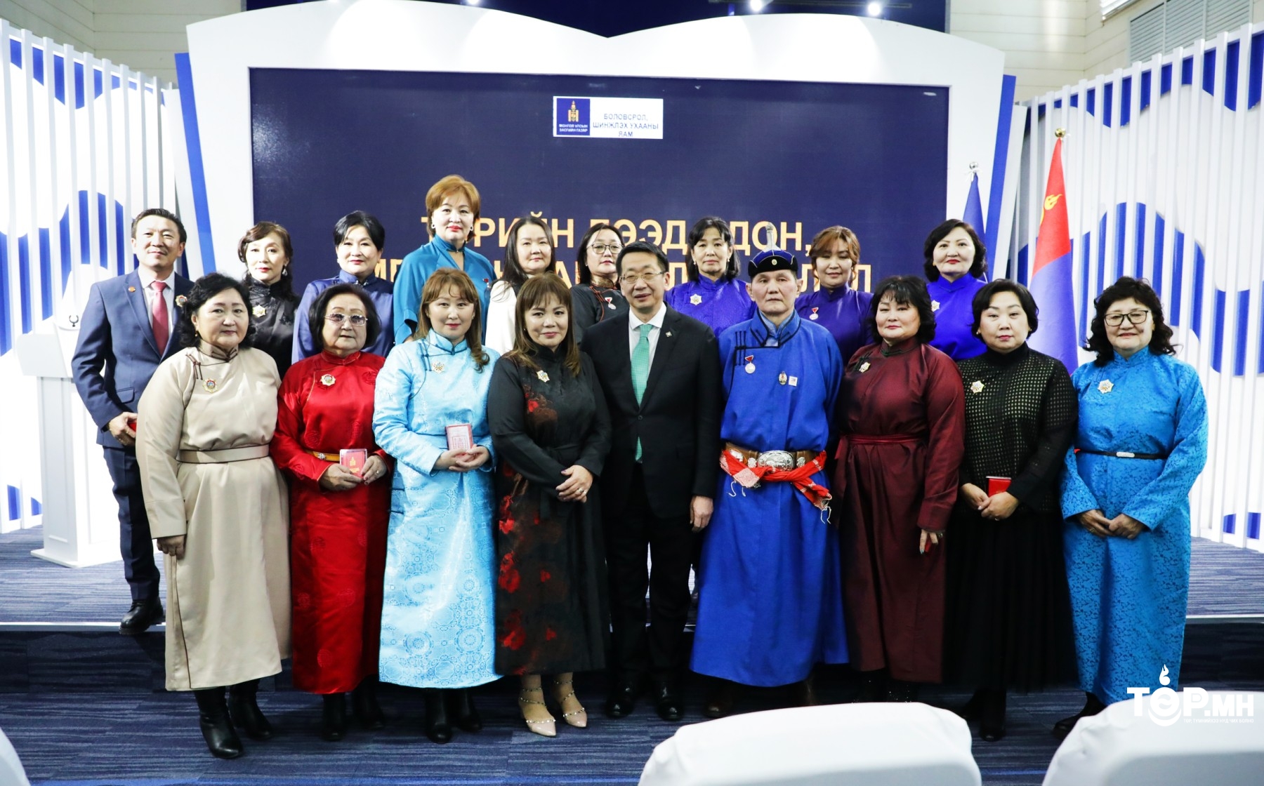 Эрхэлсэн ажилдаа амжилт гаргасан зарим багш нарт Төрийн дээд одон, медаль гардууллаа