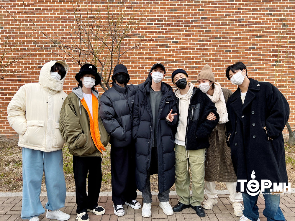  BTS-ийн гишүүд Жинийг цэргийн албанд үдэж өгөхөөр Кёнги мужийн Ёнчон хотод байрлах цэрэг татлагын төвд очжээ
