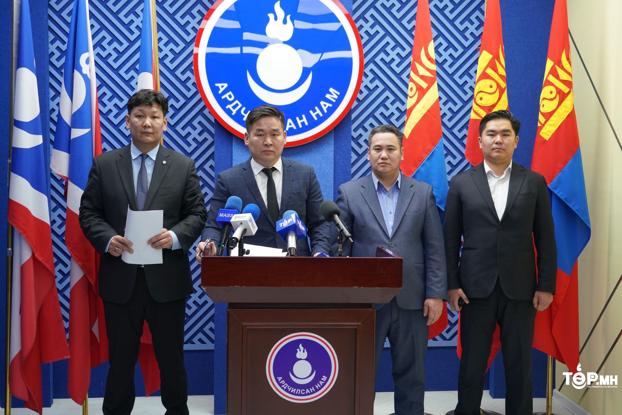 И.Мөнхжаргал: Алтангадас од ямагт хойд зүгийг заадаг шиг нүүрсний хулгай МАН-ын Засгийн Газар руу байнга заах боллоо