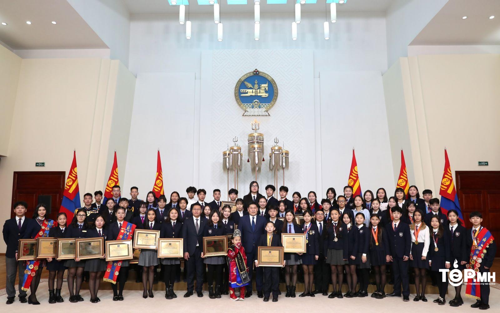 Ерөнхий сайд Л.Оюун-Эрдэнэ 2022 оны онцлох хүүхдүүдэд шагнал гардуулав