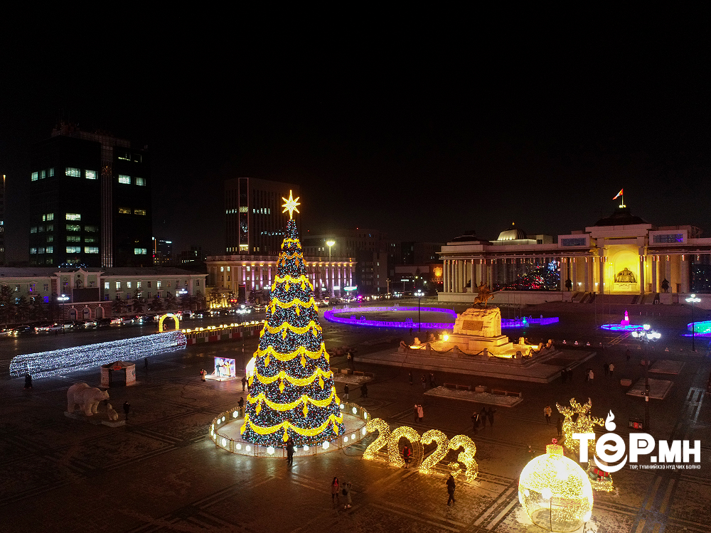 Сүхбаатарын талбайд арванхоёрдугаар сарын 31-нийг хүртэл өдөр бүр урлагийн тоглолт, тусгай хөтөлбөрүүдийг олон нийтэд хүргэнэ