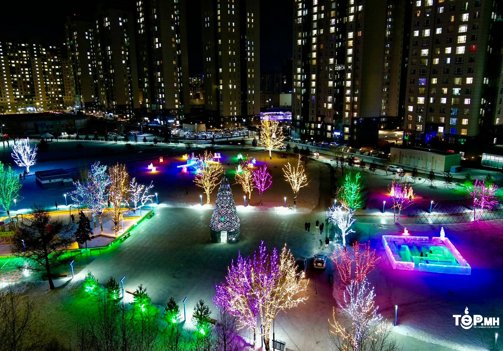 Төв цэнгэлдэх хүрээлэнгийн дэргэд мөсөн хотхон байгуулж байна