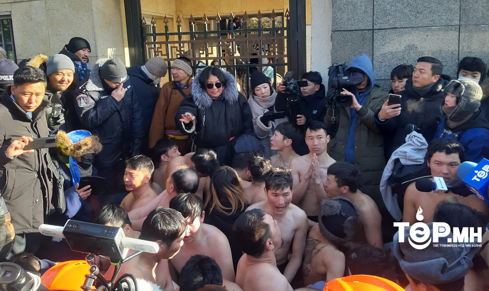 Нүцгэн суулт зарласан иргэдийн 2-3 хүн ухаан алдсаныг эмнэлгийн машинаар авч явлаа