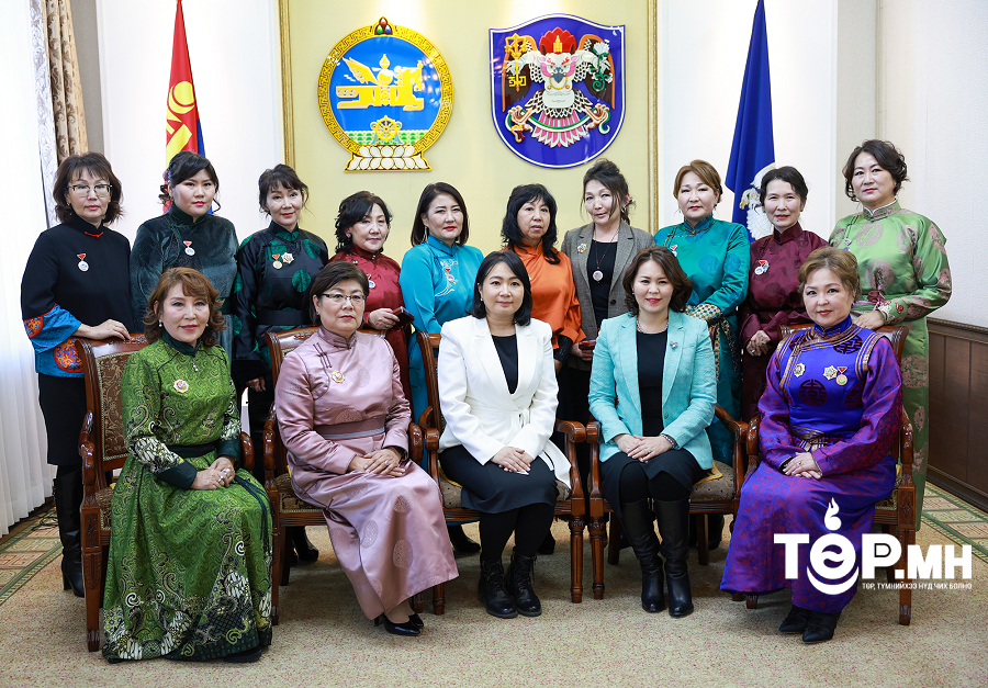 Монголын хүүхдийн ордны албан хаагчдыг шагналаа