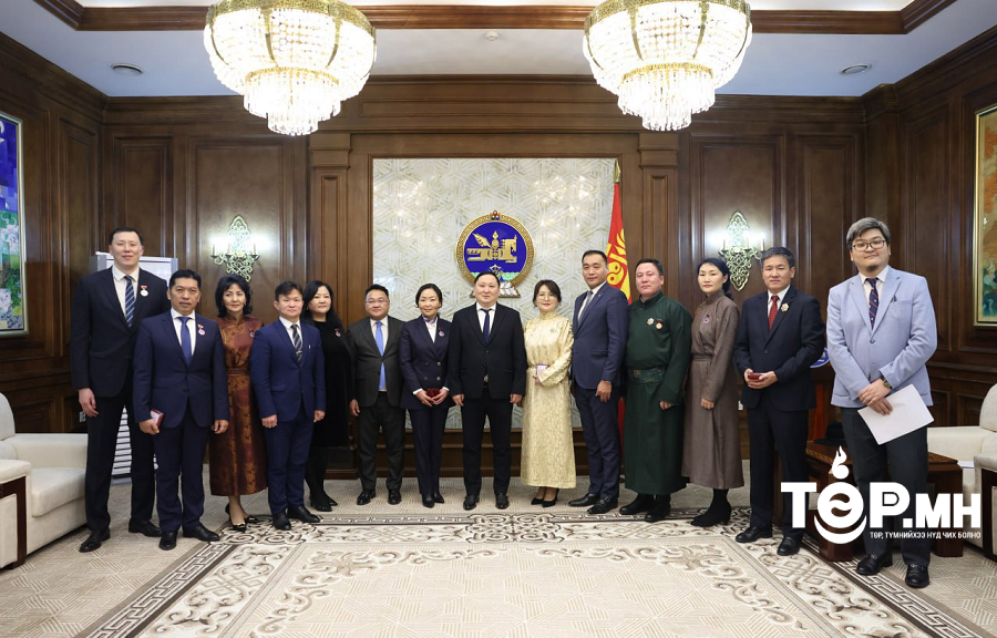 Улсын Их Хурлын Тамгын газрын ажилтнуудыг төрийн одон, медалиар шагнав