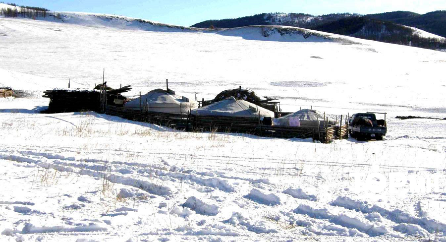 Цасны зузаан талдаа 18-20 см, жалгандаа 30-50 см зузаан байна