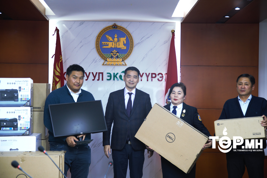 Татварын хэлтсийн албан хаагчдад шаардлагатай тоног төхөөрөмжийг шийдвэрлэн өглөө