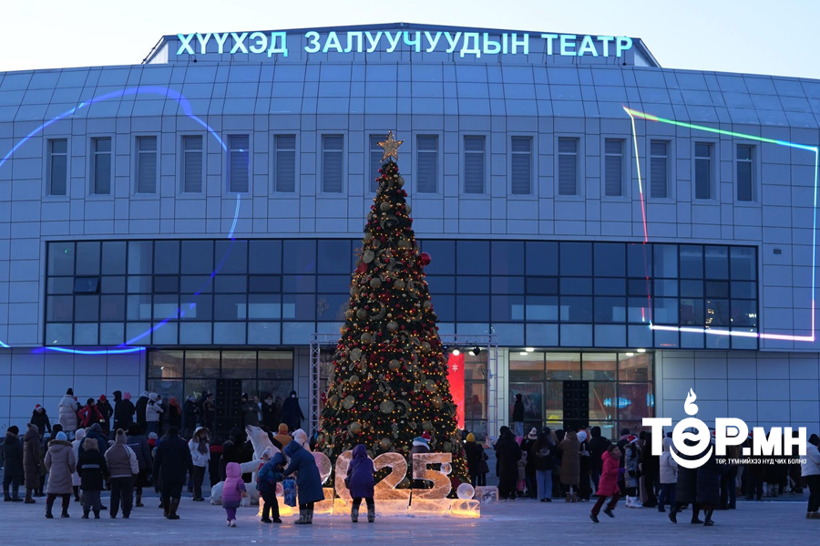 Улсын Хүүхэд залуучуудын театрын гадна талбайд гэрэлт гацуур сүндэрлэжээ