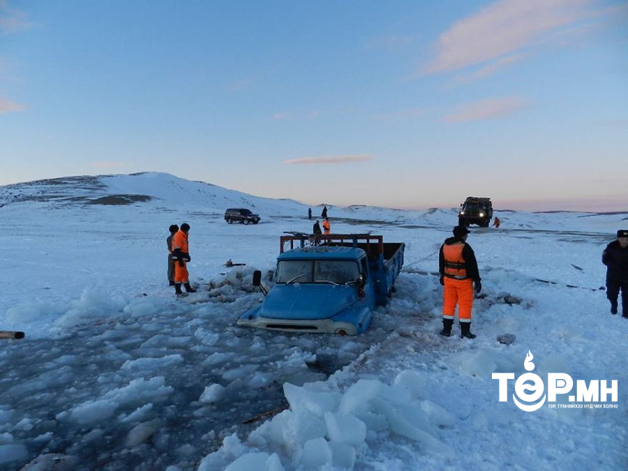 Нуурын мөс цөмөрч, ачааны автомашин суужээ
