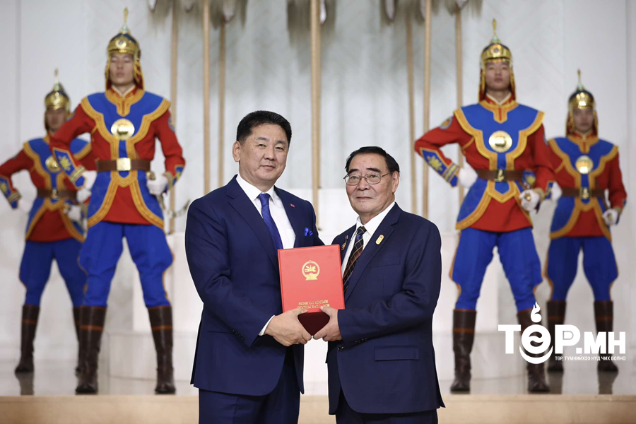 Дипломат цол хүртээлээ