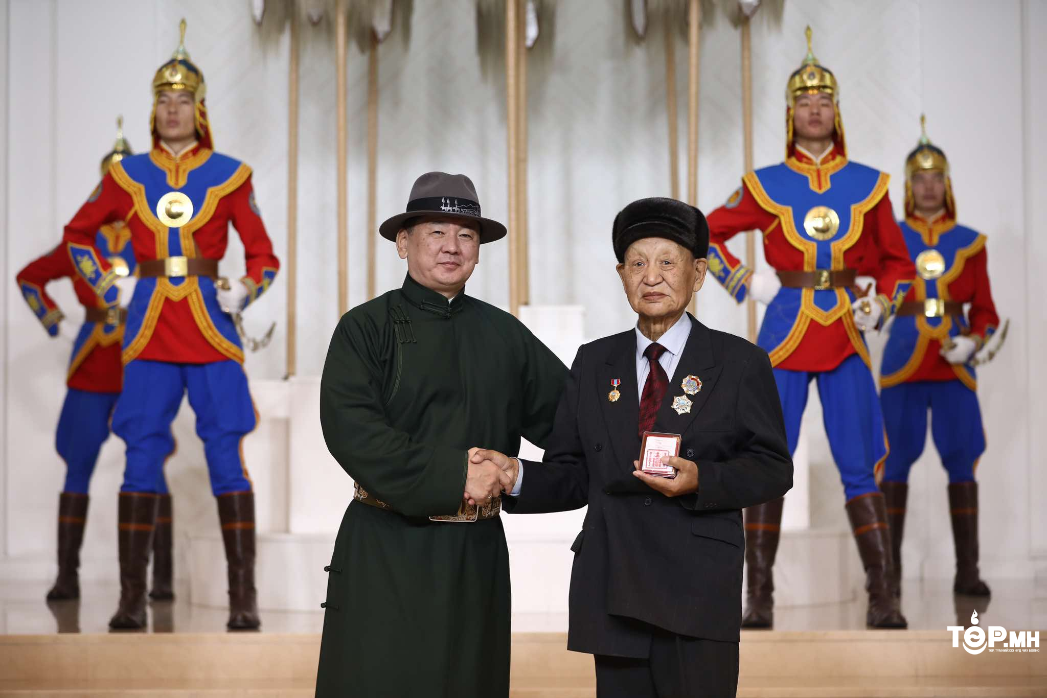 Монгол Улсын Ерөнхийлөгчийн Тамгын Газар Үндэсний эрх чөлөө, тусгаар тогтнолоо сэргээн мандуулсан өдрийг тохиолдуулан төрийн дээд цол, одон, медаль гардууллаа