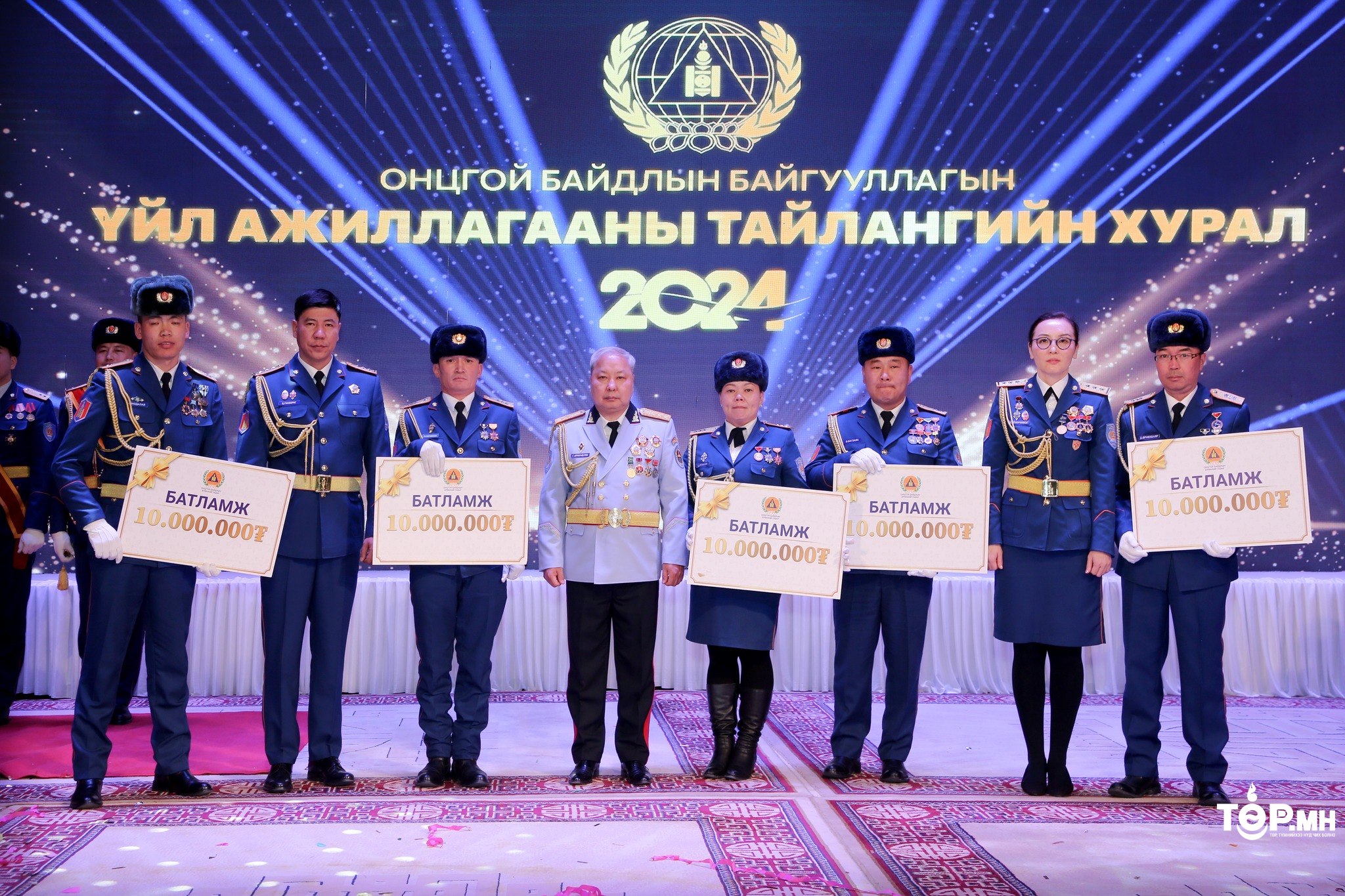 Зарим алба хаагчдад 10 сая төгрөгийн буцалтгүй тусламж олголоо