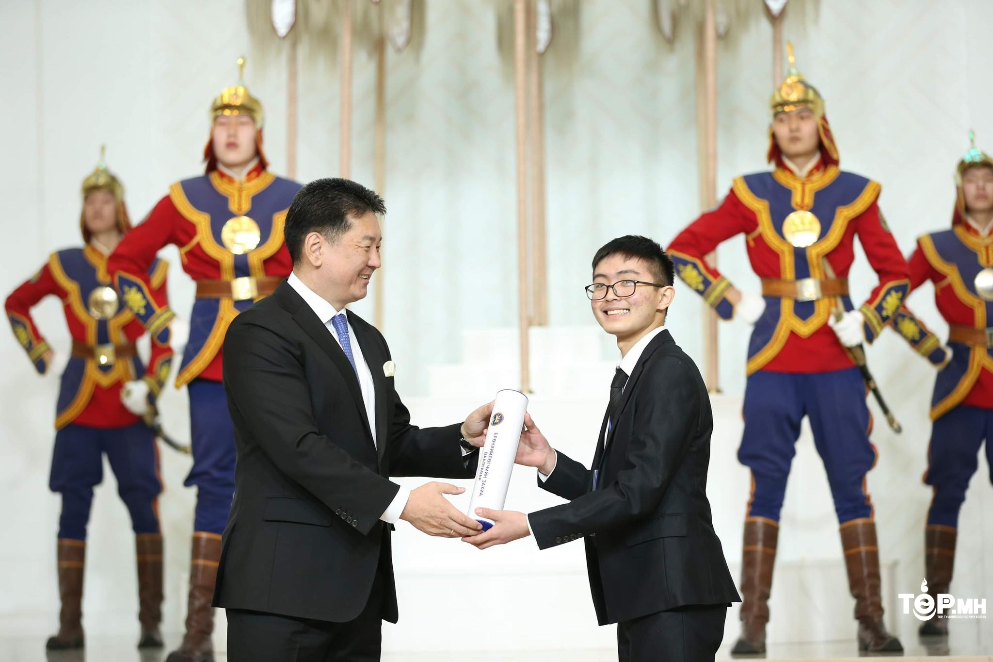 “Ерөнхийлөгчийн илгээлт-2100” тэтгэлгийн бэлтгэл хөтөлбөрт суралцагсдад захиа, даалгавар гардууллаа