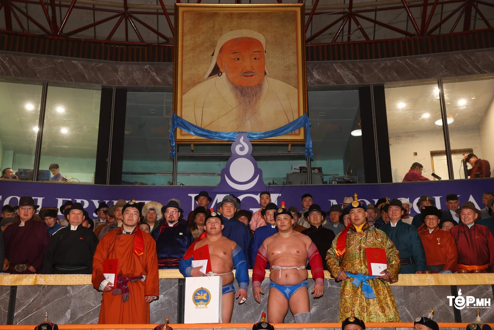 Сар шинийн баярт зориулсан хүчит 256 бөхийн барилдаанд Улсын заан Б.Бат-Өлзий түрүүлэв