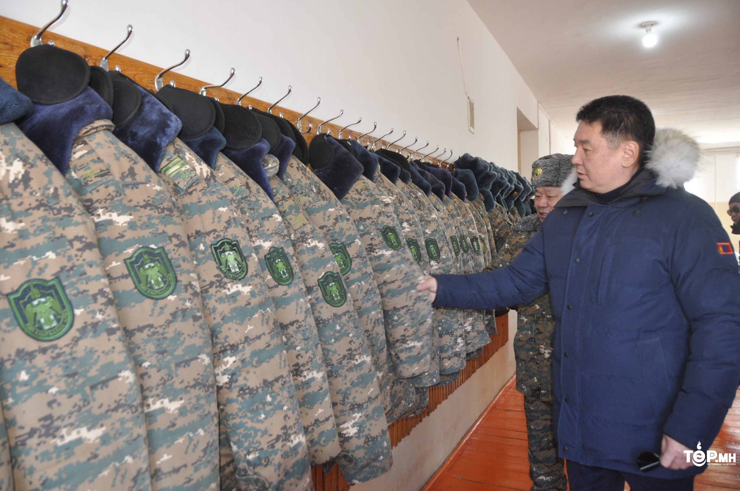 Ерөнхийлөгч У.Хүрэлсүх хилийн цэргийн алба хаагчидтай уулзаж, машин техник хүлээлгэн өглөө