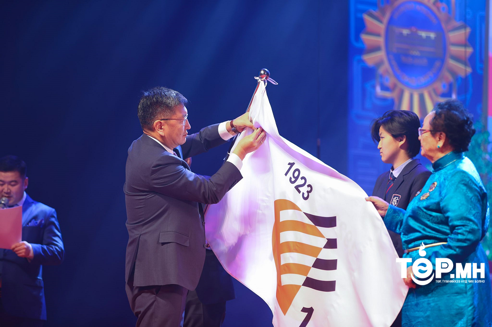 Нийслэлийн ерөнхий боловсролын Нэгдүгээр сургуулийг Сүхбаатарын одонгоор шагналаа