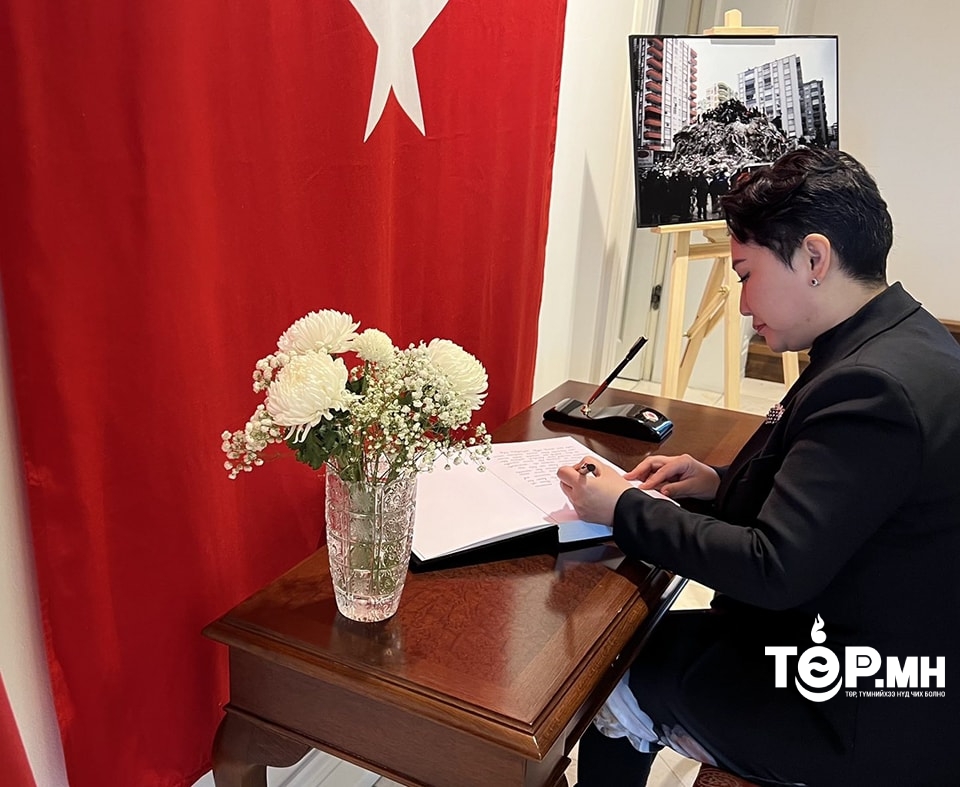 ГХ-ны сайд Б.Батцэцэг эмгэнэлийн дэвтэрт гарын үсэг зурав