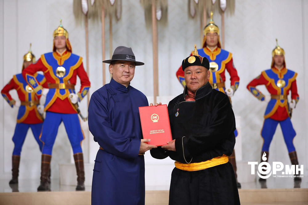 Монгол Улсын Ерөнхийлөгч У.Хүрэлсүх уяач, шагайн харваачдад улсын цол хүртээв