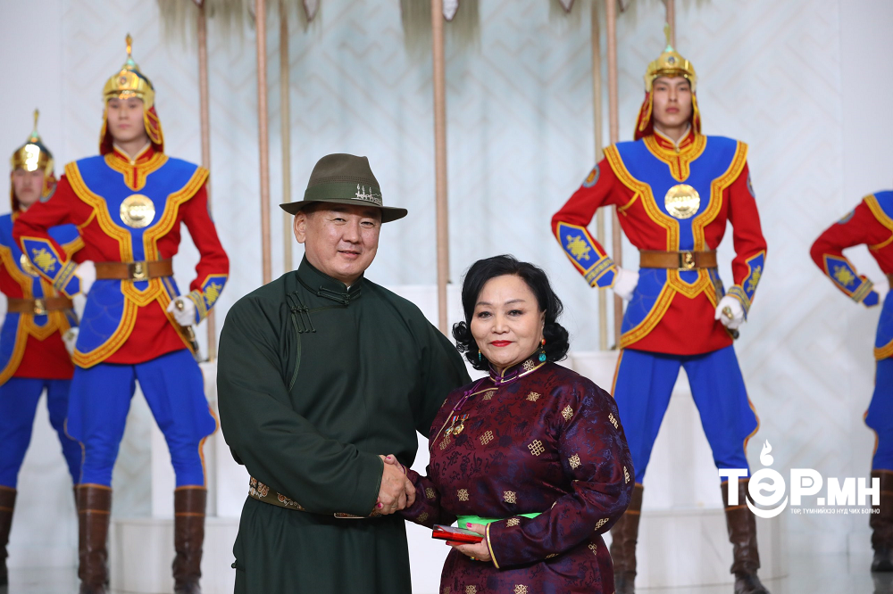 Цагаан сарын баярыг тохиолдуулан төрийн дээд цол, одон, медаль гардуулав