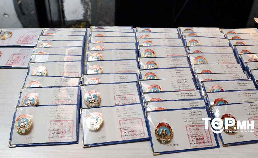 "Эхийн алдар 1, 2 дугаар зэргийн одон" авах эхчүүдийн материалыг хүлээн авч байна