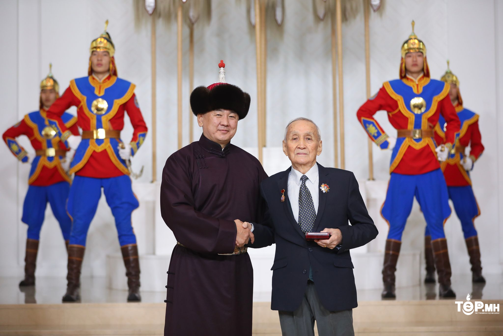 Доктор, академич Ринчений Барсболдод Монгол Улсын Хөдөлмөрийн баатар цол хүртээв