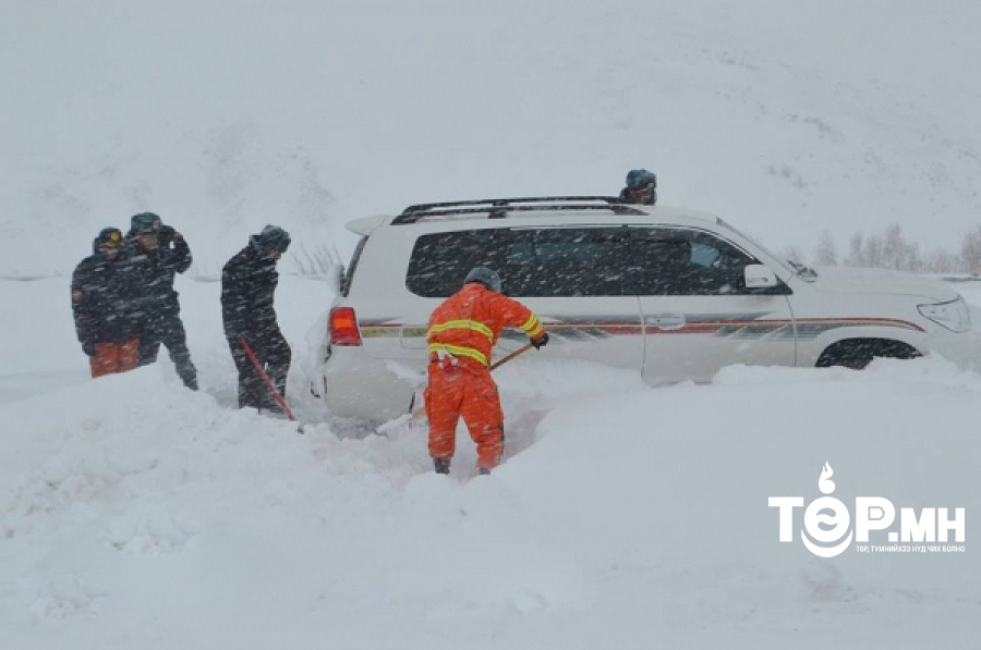 47 зорчигчтой, 14 суудлын автомашин цасанд суусан байсныг татан гаргажээ