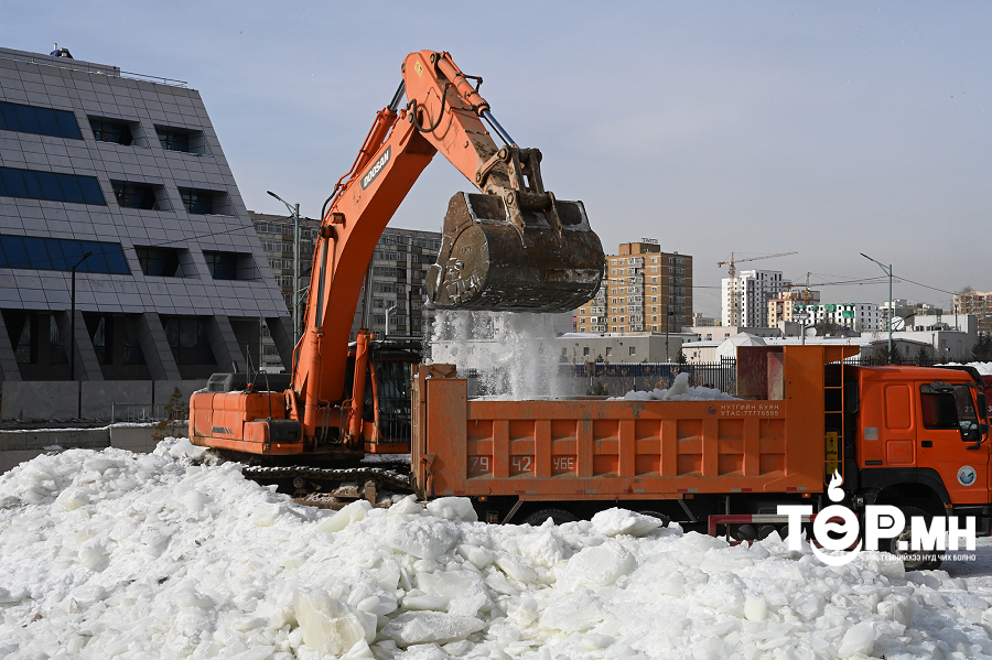 Шар усны үерээс сэргийлэн Сэлбэ голын мөсийг зөөж эхэллээ