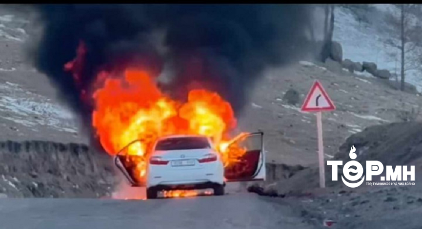 ЦЕГ: Цагаан даваанд шатсан машинаас зорчигчид нь амжиж буусан