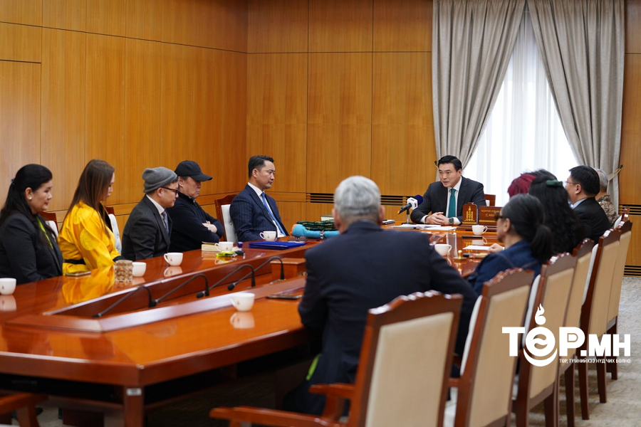 “Халуун сэтгэл” аяны хүрээнд цугларсан хандивыг УОК-т хүлээлгэн өглөө