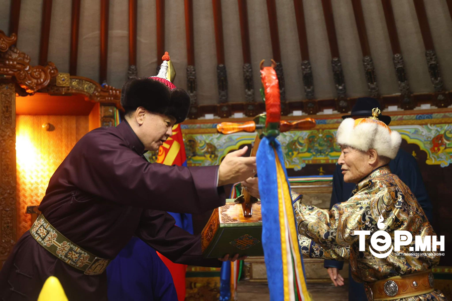 Монгол Улсын Ерөнхийлөгч У.Хүрэлсүх Есөн хөлт цагаан туганд хүндэтгэл үзүүлж, Төрийн золголт хийв
