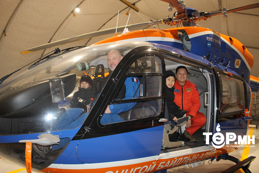 Эрүүл саруул болсон охин нислэгийн экипажийн бүрэлдэхүүнд чин сэтгэлийн талархлаа илэрхийллээ