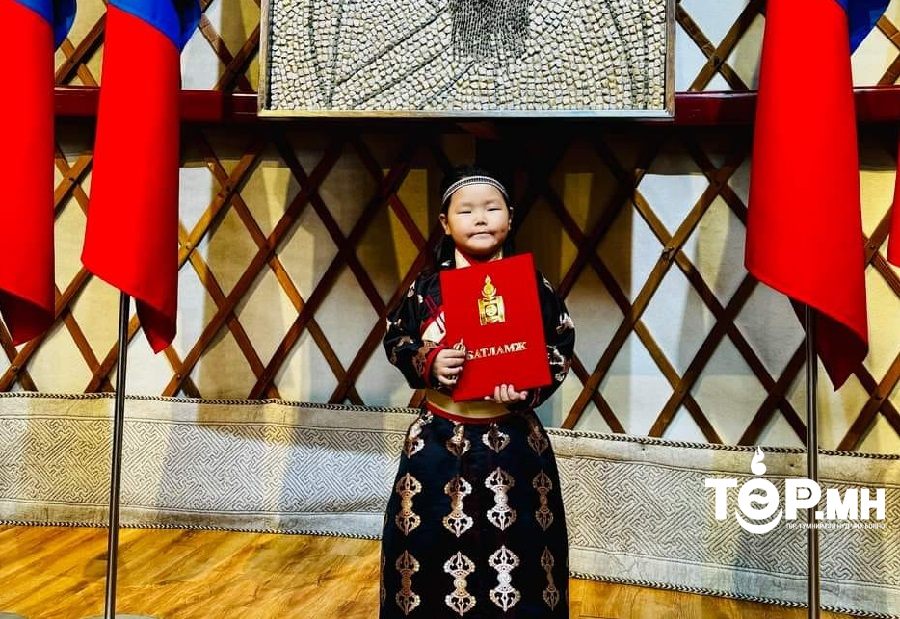 Дуучин Б.Бат-Энэрэл: Хүүхэд учраас энэ олон хүний хэл ам дагуулсан цол тэмдэг надад хүнддэх байхаа