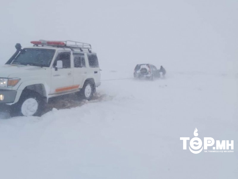 Гурван зорчигчтой цасан суусан байсан автомашиныг татан гаргажээ