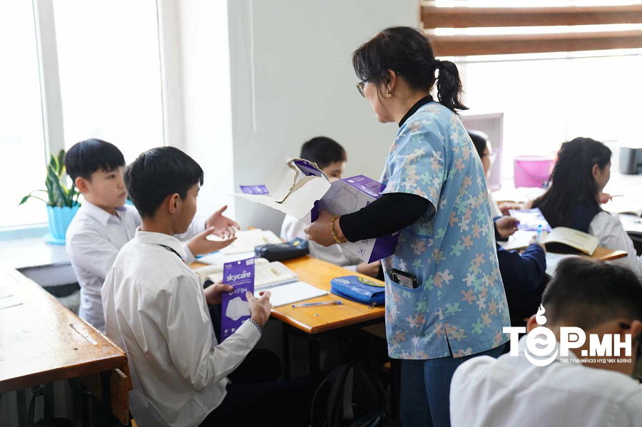 Нийслэлийн ЕБС болон эрүүл мэндийн байгууллагуудад 500 мянган амны хаалтыг хүлээлгэн өглөө