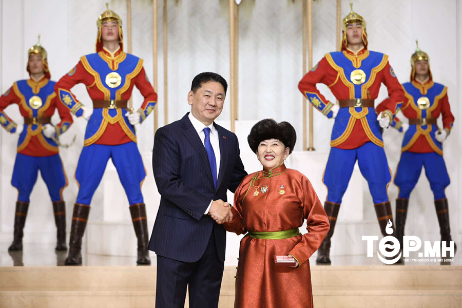 “Үр жимс” хоршооны тэргүүн Д.Цэндсүрэнд Хөдөлмөрийн баатар цол олголоо