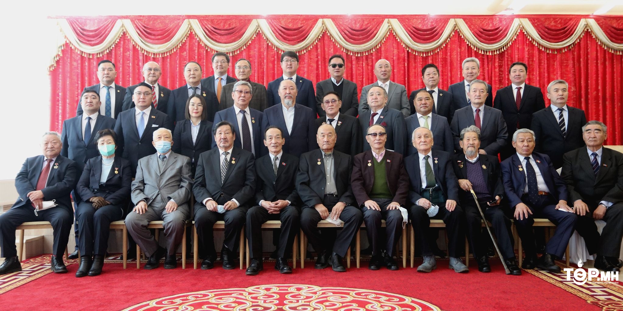 Үндсэн хуулийг батлахад оролцсон депутатуудад хүндэтгэл үзүүллээ