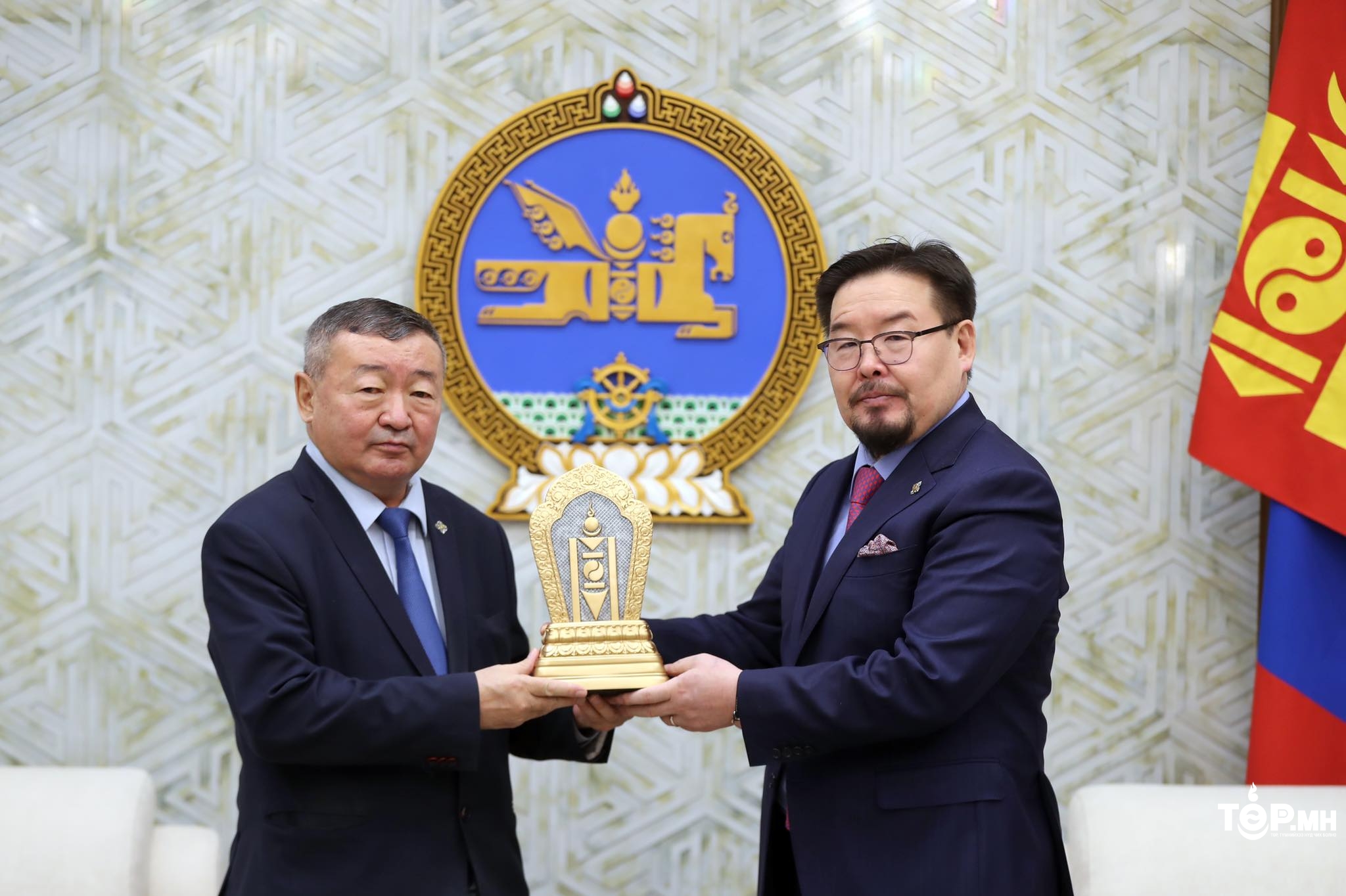 УИХ-ын гишүүн Х.Баделханд  Их Хурлаас хүндэтгэл үзүүлэн, өргөмжлөл гардууллаа