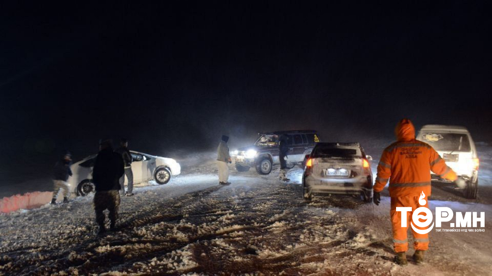 Алба хаагчид цасанд суусан 17 автомашиныг татан гаргаж, 56 хүний аюулгүй байдлыг ханган ажиллав