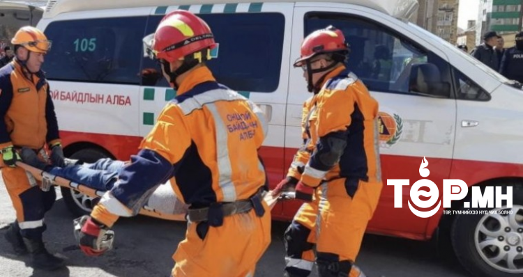 Гэртээ цус харвасан өндөр настныг цонхоор дамжин орж амийг нь аварчээ