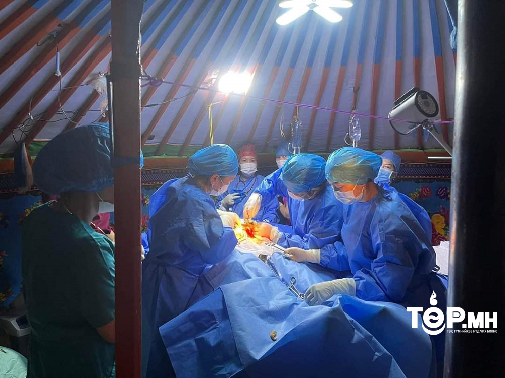 Отрын гэрт яаралтай хагалгаа хийж эх хүүхдийн амь насыг аврав