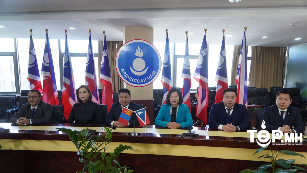 АН-ын даргад нэр дэвшигч зургаан хүнд үнэмлэхийг нь гардуулж өглөө