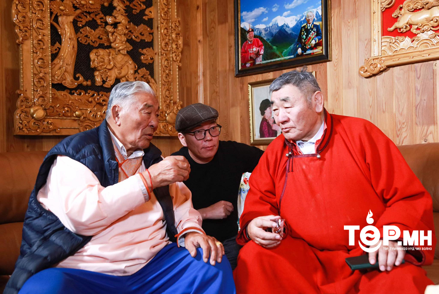 “Хан Уулын ард түрүүлсэн аваргыг чинь би хар сээрээр нь тавина аа, хараарай”