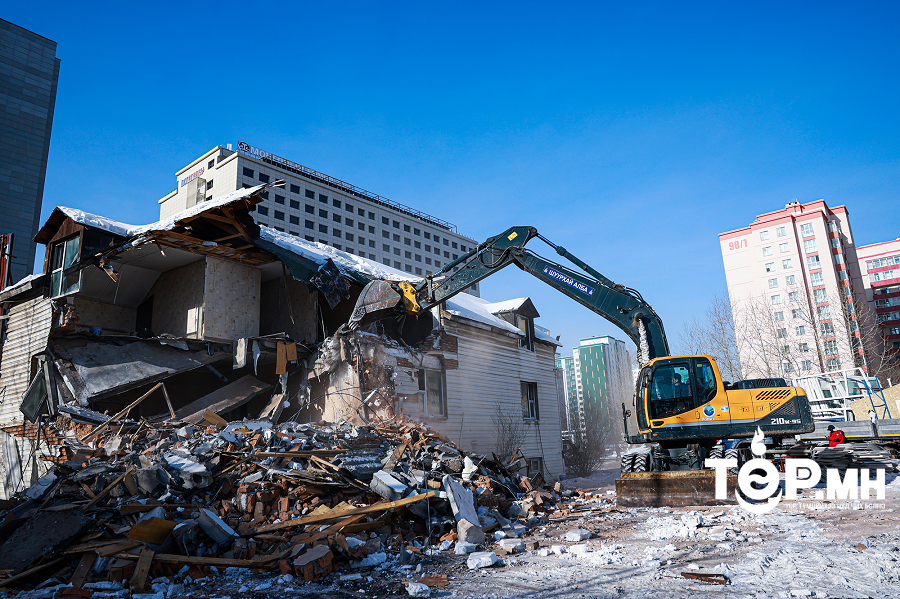 “S’Outlet” дэлгүүрийн агуулахын барилгыг буулгаж байна