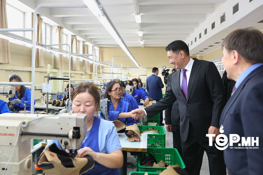 Монгол Улсын Ерөнхийлөгч У.Хүрэлсүх үндэсний үйлдвэрлэгч аж ахуйн нэгжүүдэд ажиллалаа