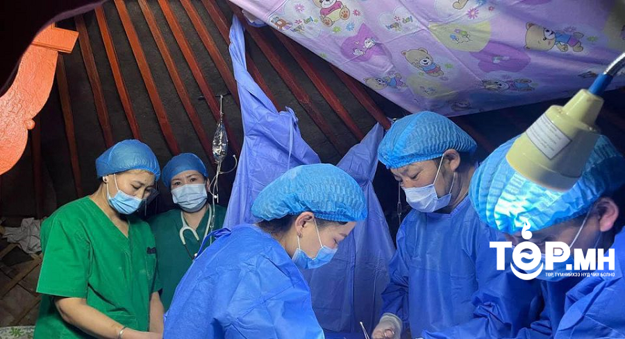 Өмнөговь: БОЭТ-ийн эх барих эмч нар яаралтай дуудлагаар малчны хотонд ажиллаж, жирэмсэн эхийн амийг аварлаа