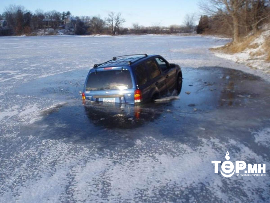 Зургаан зорчигчтой суудлын автомашин Хяргас нуурт мөсөнд цөмөрчээ