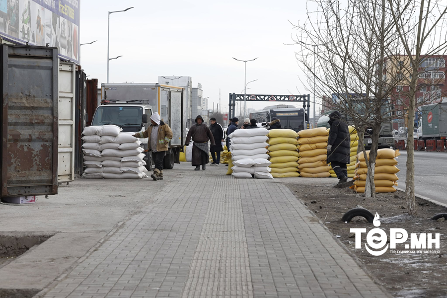 Нийтийн эзэмшлийн зам талбайг зөвшөөрөлгүй ашиглаж байгаа зөрчлийг арилгуулж байна